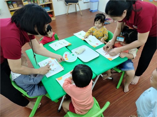 Hoạt động tạo hình: In ngón tay tạo thành cánh hoa.